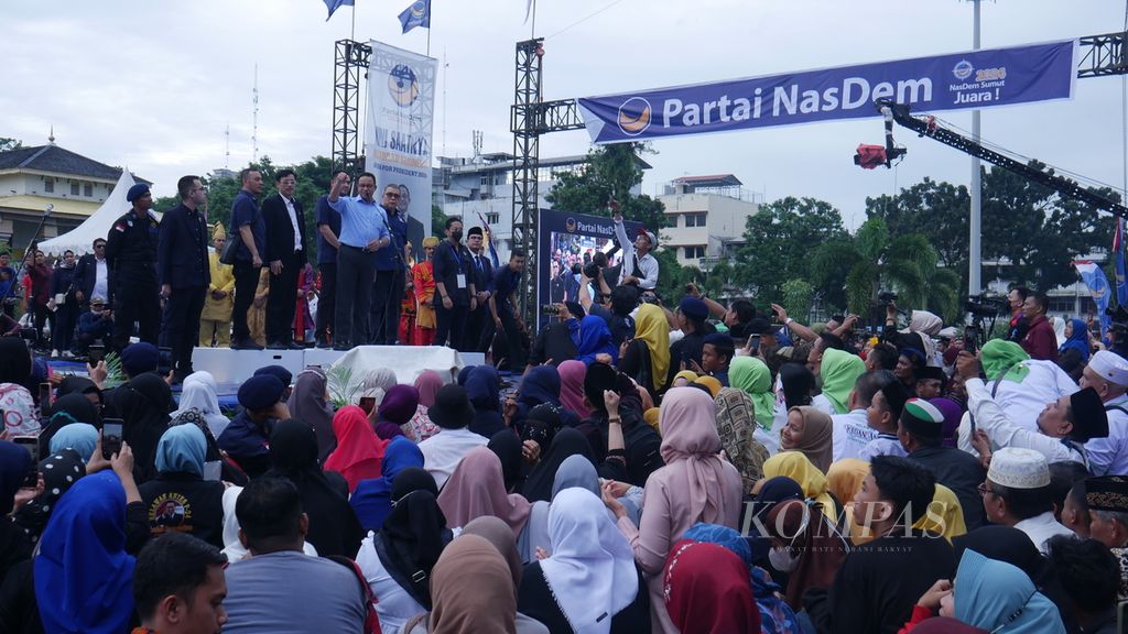 Bakal calon presiden dari Partai Nasdem, Anies Baswedan, berorasi di hadapan ribuan pendukungnya di lapangan Istana Maimun, Medan, Sumatera Utara, Jumat (4/11/2022).