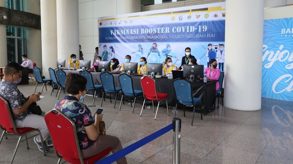 Bandara Internasional I Gusti Ngurah Rai, Badung, Bali, menggelar pelayanan vaksinasi Covid-19 dosis ketiga bagi kalangan pegawai dan pekerja di lingkungan Bandara Internasional I Gusti Ngurah Rai, Badung, Kamis (21/1/2022) dan Jumat (22/1/2022). 