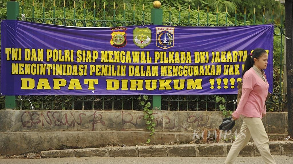 Spanduk kesiapan personel polisi dan TNI dalam mengawal pelaksanaan Pilkada DKI terpasang di Simprug, Jakarta, Rabu (12/4/2017). 