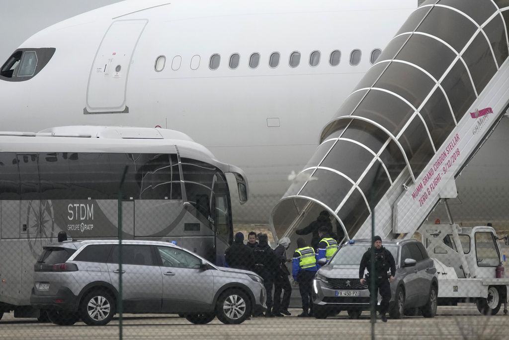 Aparat Perancis memeriksa pesawat yang ditahan di Bandara Vatry, Champagne pada Senin (25/12/2023). Pesawat itu diduga mengangkut korban perdagangan orang. 
