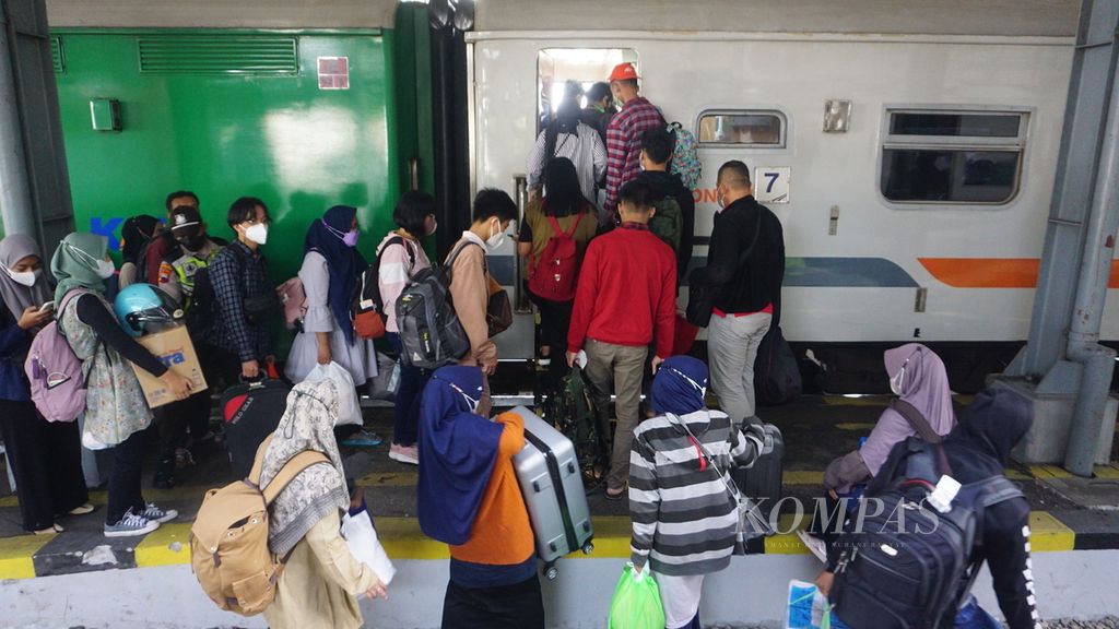 Para penumpang kereta api yang akan memasuki gerbong kereta, di Stasiun Purwosari, Surakarta, Jawa Tengah, Kamis (28/4/2022).