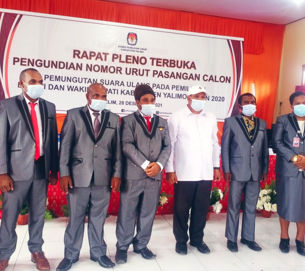 Jajaran KPU Yalimo dalam kegiatan pengundian nomor urut pasangan calon bupati dan wakil bupati di Distrik Elelim, Kabupaten Yalimo, Papua, Selasa (28/12/2021). KPU bersama calon bupati nomor urut satu, Nahor Nekwek.