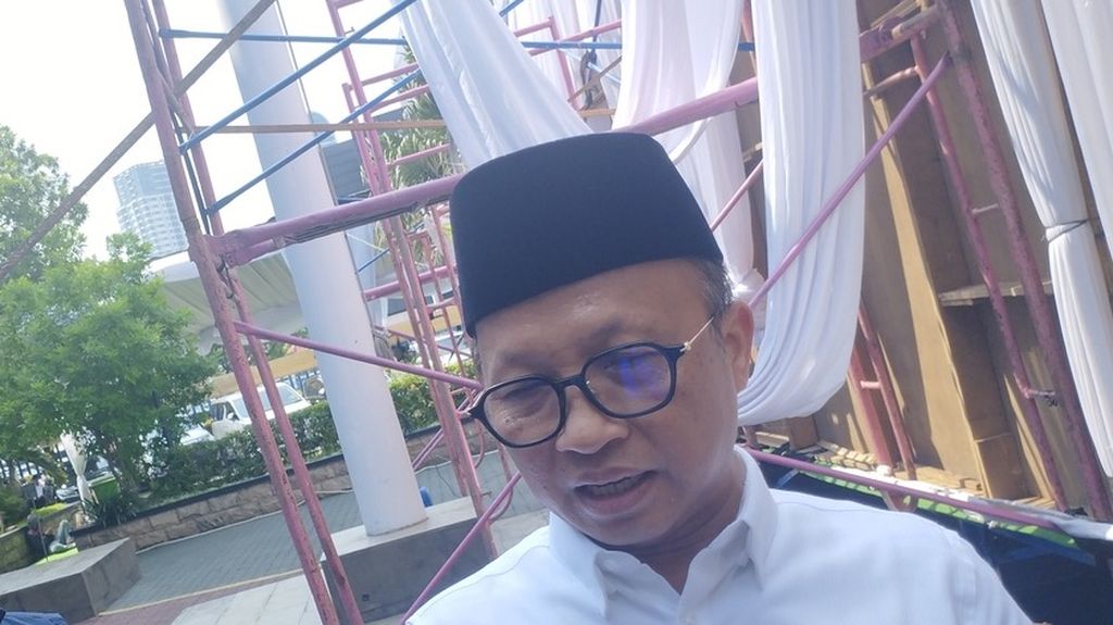 Sekjen Kemenaker Anwar Sanusi usai mengikuti halalbihalal Kemenaker di kantor Kemenaker, Jakarta, Selasa (16/4/2024).