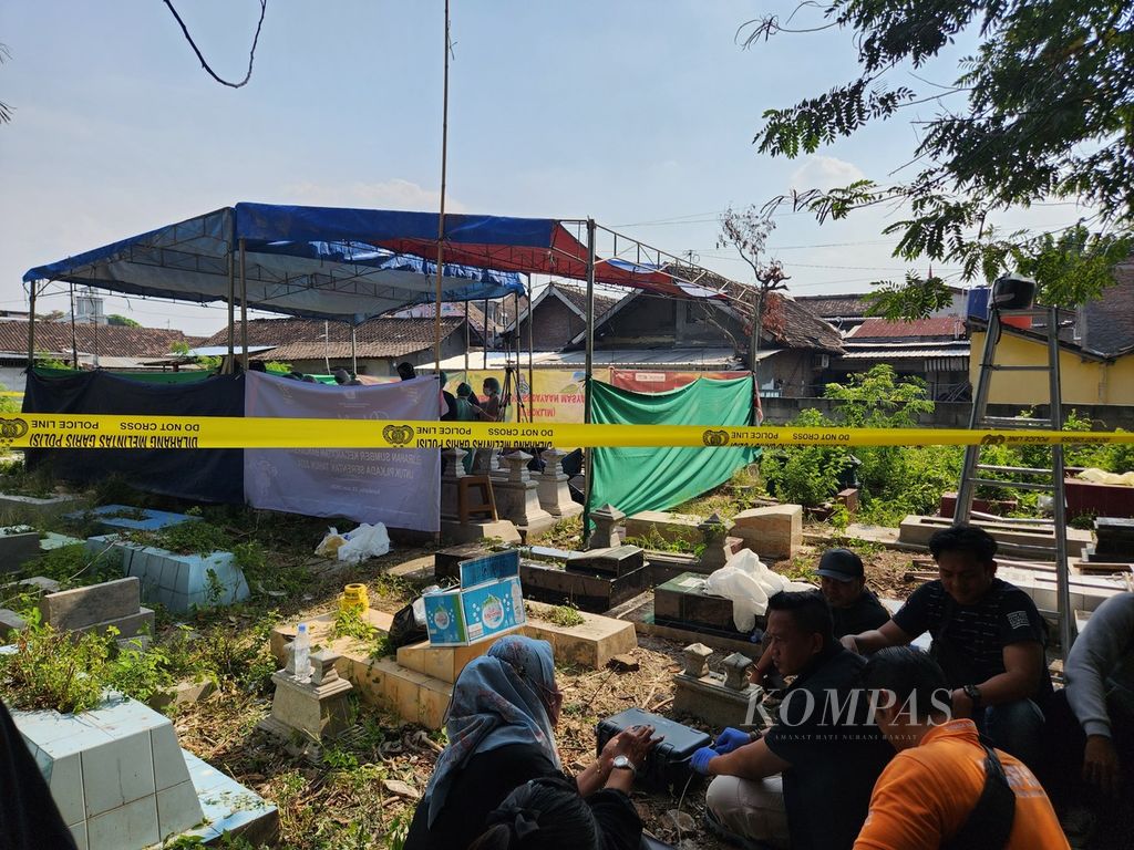 Tim dokter di dalam tenda tengah mengotopsi jenazah VH sewaktu ekshumasi di Pemakaman Boto, Kelurahan Sumber, Kecamatan Banjarsari, Kota Surakarta, Jawa Tengah, Jumat (23/8/2024). VH tewas dianiaya suaminya, AS. Keduanya menikah belum genap sebulan. 