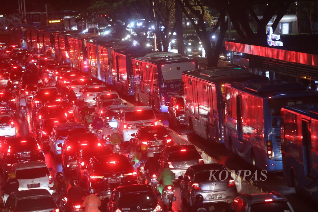Antrean bus Transjakarta dan kendaraan lain di Jalan Jenderal Sudirman, Jakarta selepas hujan deras yang mengguyur kawasan ini, Selasa (8/3/2022). Kepadatan ini juga terjadi karena berbarengan dengan jam pulang kerja.