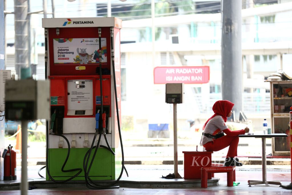 Petugas menunggu pembeli di SPBU 31.129.02 di kawasan Kuningan, Jakarta, Senin (2/7/2018). PT. Pertamina (Persero) menaikkan harga bahan bakar minyak (BBM) jenis pertamax Rp. 600 menjadi 9.500 per liter di Jawa dan Bali per 1 Juli 2018. Kenaikkan harga minyak dunia menjadi penyebab kenaikan tersebut.
