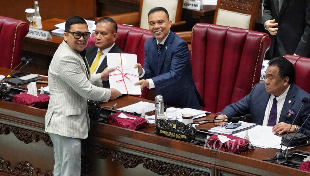 Chairman of Commission II of Indonesian Parliament Ahmad Doli Kurnia (left) presents the approval of the Civil Servant Bill to Vice Chairman of Parliament Sufmi Dasco Ahmad who led the 7th plenary session of Parliament in the Plenary Room of the Indonesian Parliament Building, Jakarta, on Tuesday (3/10/2023).