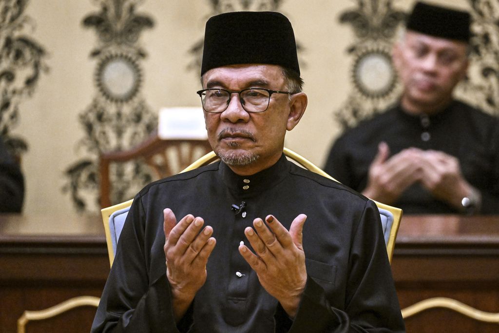 PM baru Malaysia Anwar Ibrahim berdoa setelah diambil sumpahnya dalam upacara pelantikan di Istana Nasional di Kuala Lumpur, Malaysia, Kamis (24/11/2022). 