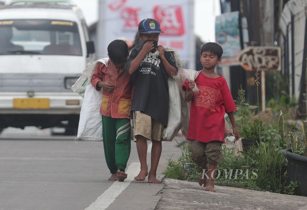 Tiga anak memulung barang bekas di sepanjang Jalan Raya Puspitek, Buaran, Tangerang Selatan, Banten, 29 Maret 2023. Kemiskinan dan pengangguran masih menjadi tantangan pembangunan di Banten.