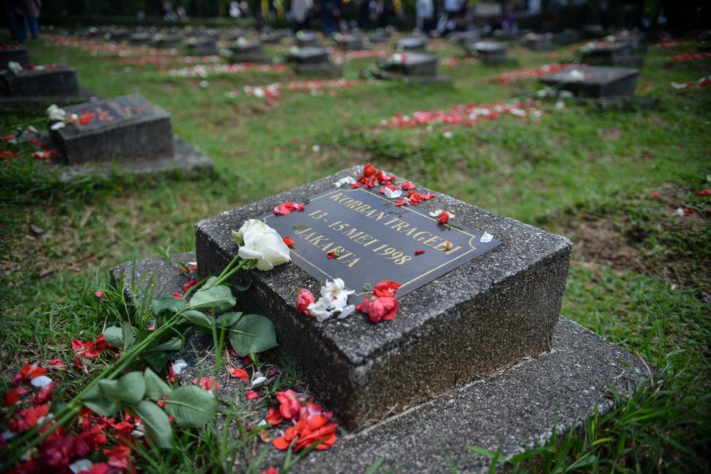 Kelopak bunga bertaburan di atas salah satu makam korban tragedi kekerasan pada 13-15 Mei 1998 di TPU Pondok Ranggon, Jakarta, Sabtu (13/5/2023). Komnas Perempuan bersama Komunitas Korban/Pendamping Masyarakat Sipil dan Pemerintah Provinsi DKI Jakarta mengadakan acara peringatan 25 tahun reformasi.