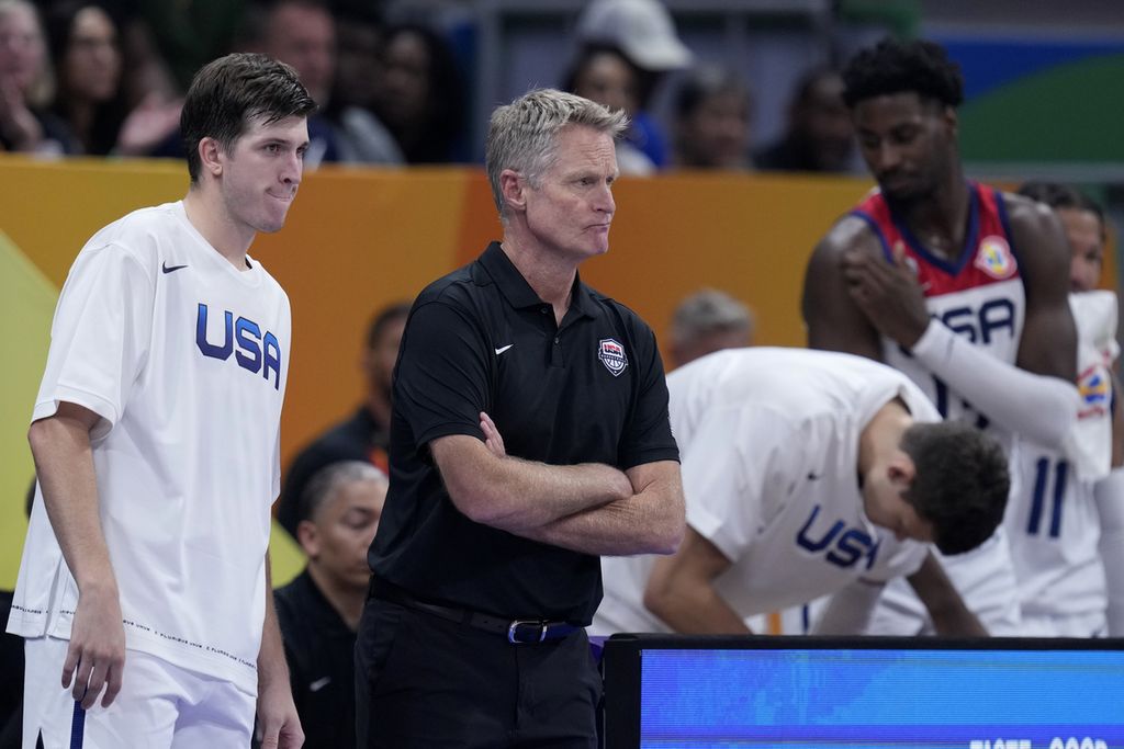 Pelatih AS, Steve Kerr, menyaksikan kekalahan timnya saat menghadapi Jerman dalam partai semifinal Piala Dunia FIBA 2023 di Manila, Jumat (8/9/2023).