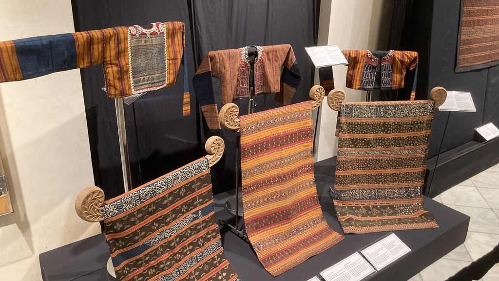 Suasana pameran ”Nuansa Kemilau Wastra Tenun Indonesia: Sumatera, Sulawesi, dan Timor” pada Sabtu (30/7/2022). Pameran berlangsung di Museum Tekstil, Jakarta, pada 20 Juli 2022 hingga 31 Juli 2022. Ada 138 kain tenun dari Sulawesi, Sumatera, dan Timor yang diproduksi di abad ke-19 dan awal abad ke-20. Beberapa di antaranya adalah wastra langka yang tidak lagi diproduksi.