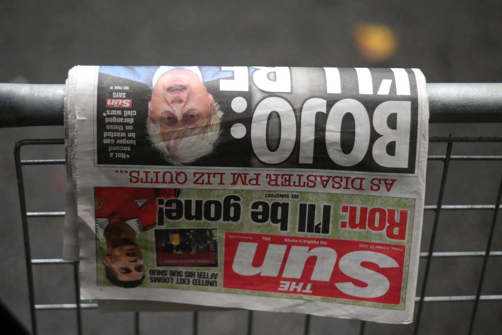 Tabloid <i>The Sun</i> yang menampilkan laporan mengenai mantan Perdana Menteri Boris Johnson diletakkan di pagar, di luar kediaman resmi Perdana Menteri Inggris, di London, Jumat (21/10/2022). 