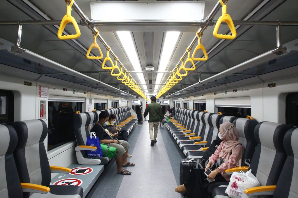 Penumpang bebas memilih tempat duduk dengan tetap menjaga jarak di dalam kereta bandara kelas premium sebelum keberangkatan dari Stasiun Manggarai, Jakarta, Sabtu (3/4/2021).