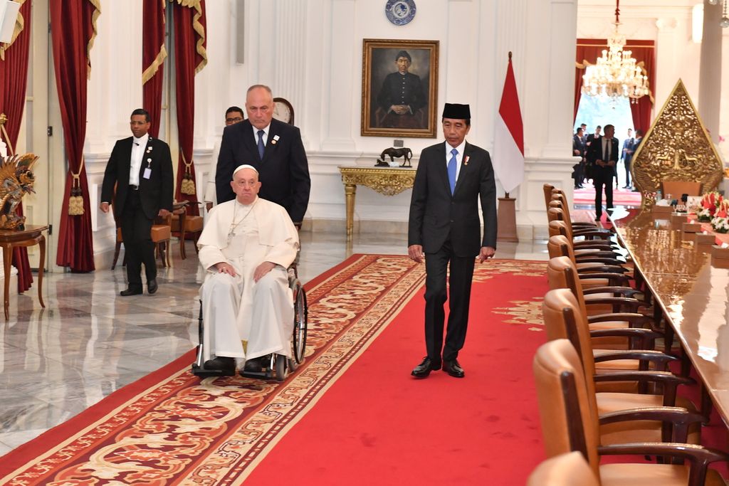 Presiden Joko Widodo menyambut Paus Fransiskus di Istana Kepresidenan, Jakarta, Rabu (4/9/2024).