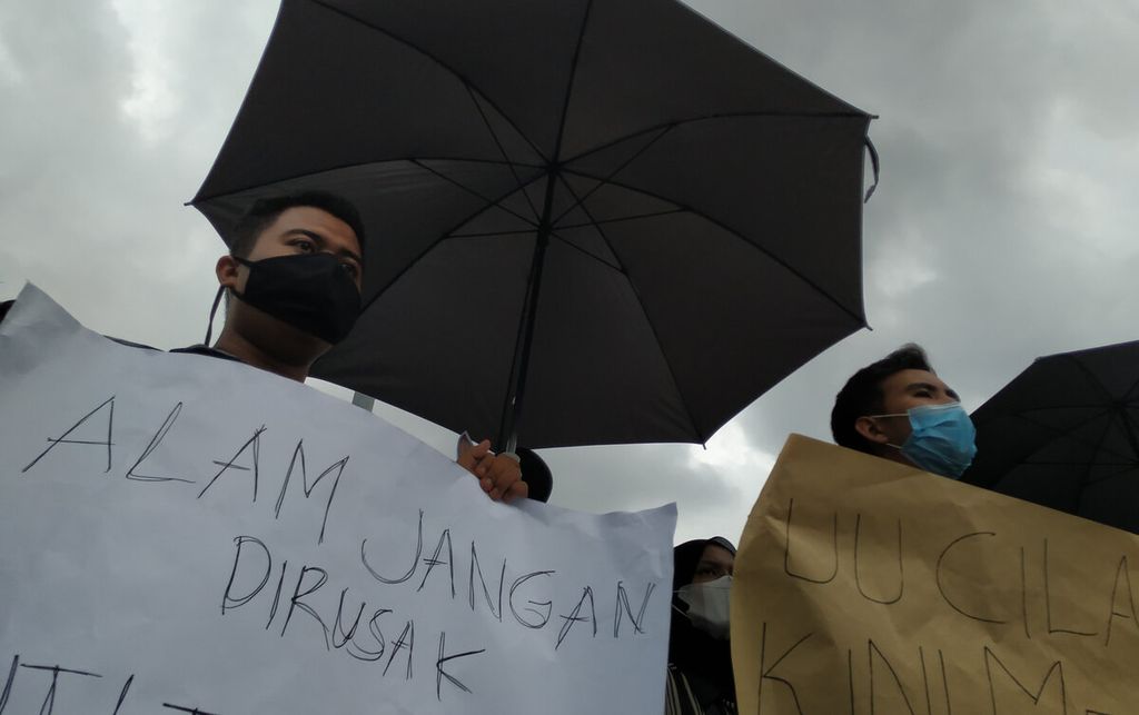 Mahasiswa menggelar aksi solidaritas soal sengketa agraria pada kasus Wadas di depan Kantor Kepolisian Daerah Jawa Tengah, Kota Semarang, Kamis (10/2/2022). Mereka mengkritik kebijakan pemerintah yang represif terkait persoalan tanah untuk penambangan. 