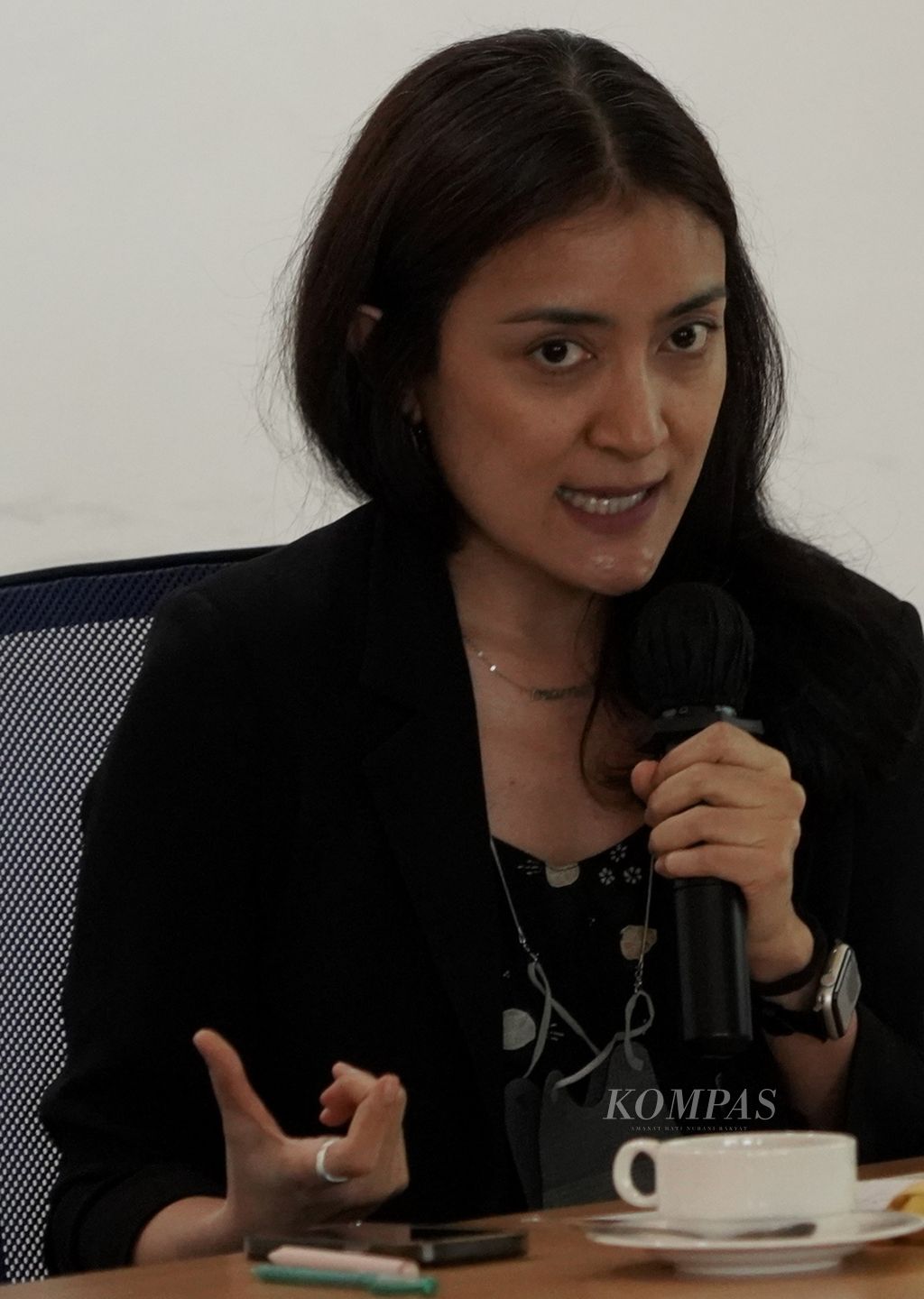 Direktur Asia Research Centre Universitas Indonesia Inaya Rakhmani dalam diskusi ”Manuver Politik dan Pemilu Indonesia 2024” yang diselenggarakandi Kantor Redaksi Harian <i>Kompas</i>, Jakarta, Jumat (17/11/2023). 