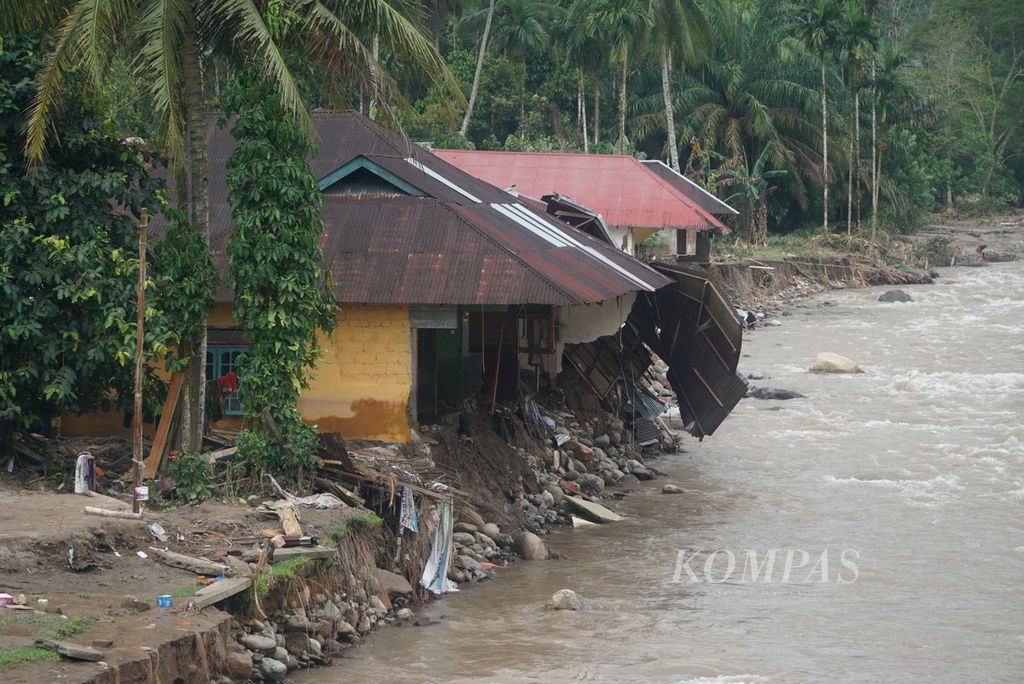 Beberapa rumah warga hancur diterjang banjir bandang di Kampung Batu Bala, Nagari Ganting Mudiak Utara Surantih, Kecamatan Sutera, Kabupaten Pesisir Selatan, Sumatera Barat, Selasa (12/3/2024). 