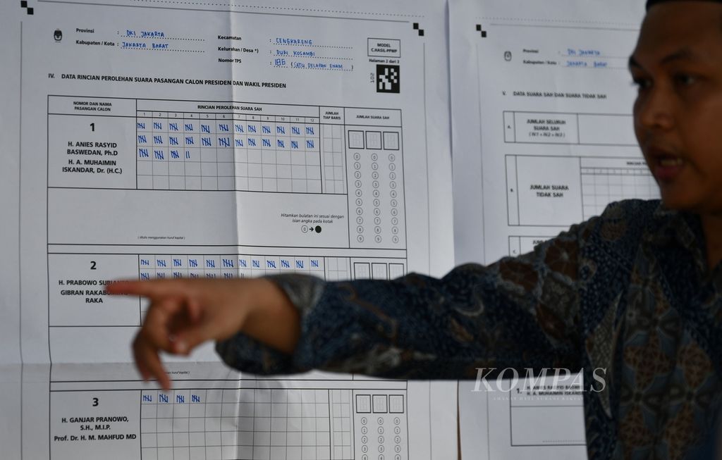 Hasil penghitungan suara untuk pemilihan presiden dan wakil presiden dalam Pemilu 2024 di TPS 186 Duri Kosambi, Cengkareng, Jakarta Barat, Rabu (14/2/2024). 