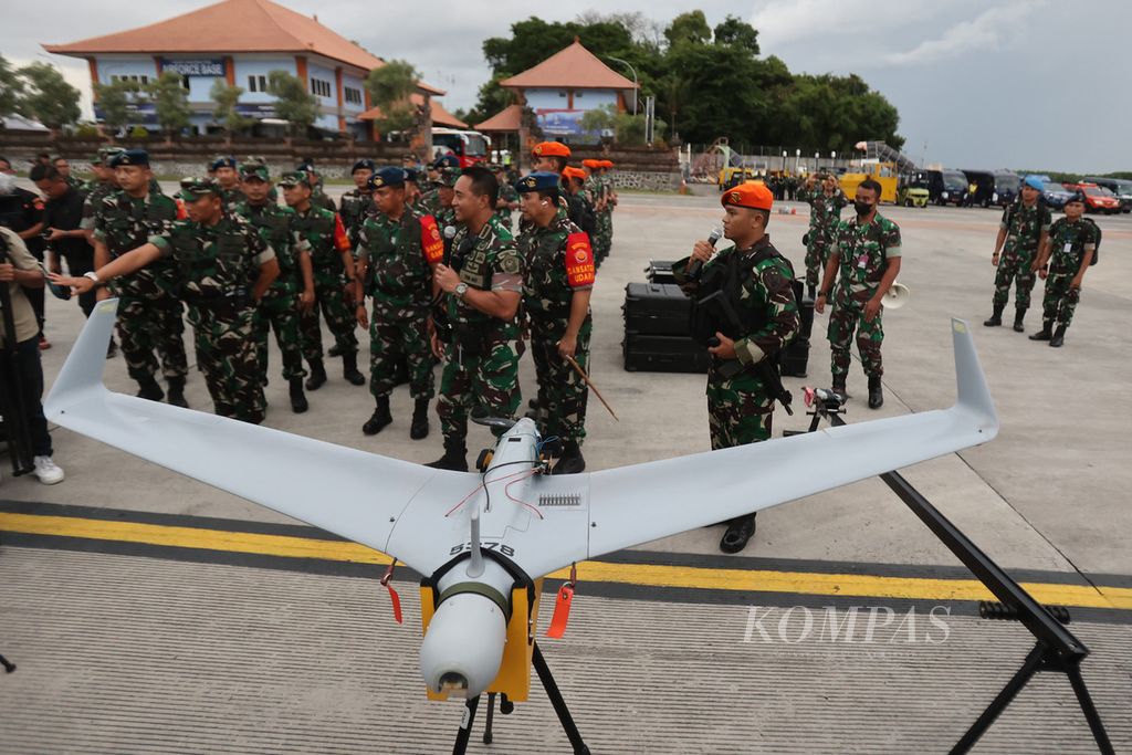 Panglima TNI Jenderal TNI Andika Perkasa meninjau sejumlah pesawat nirawak saat memantau persiapan sejumlah alusista pertahanan udara untuk pengamanan KTT G20 di Base Ops Pangkalan TNI Angkatan Udara I Gusti Ngurah Rai, Bali, Senin (7/11/2022). 