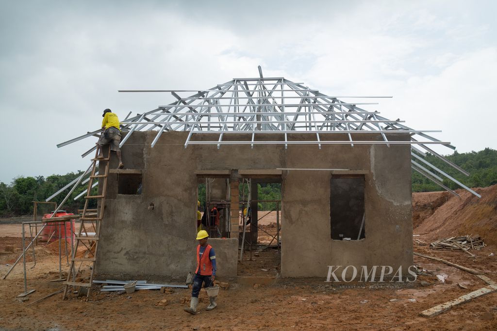 Progres pembangunan rumah contoh relokasi warga terdampak pembangunan Proyek Strategis Nasional Rempang Eco City di Kampung Tanjung Banun, Pulau Rempang, Batam, Selasa (5/3/2024).