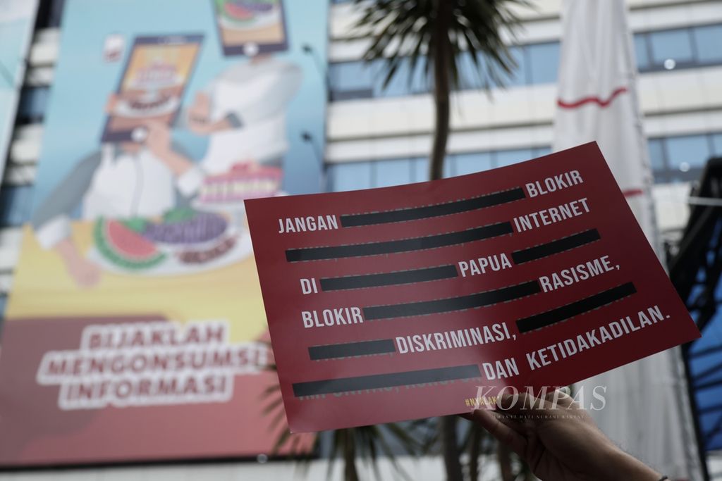 Para aktivis gabungan dari beberapa organisasi dan lembaga swadaya masyarakat berunjuk rasa di depan Kementerian Komunikasi dan Informatika (Kemenkominfo), Jakarta, Jumat (23/8/2019). 