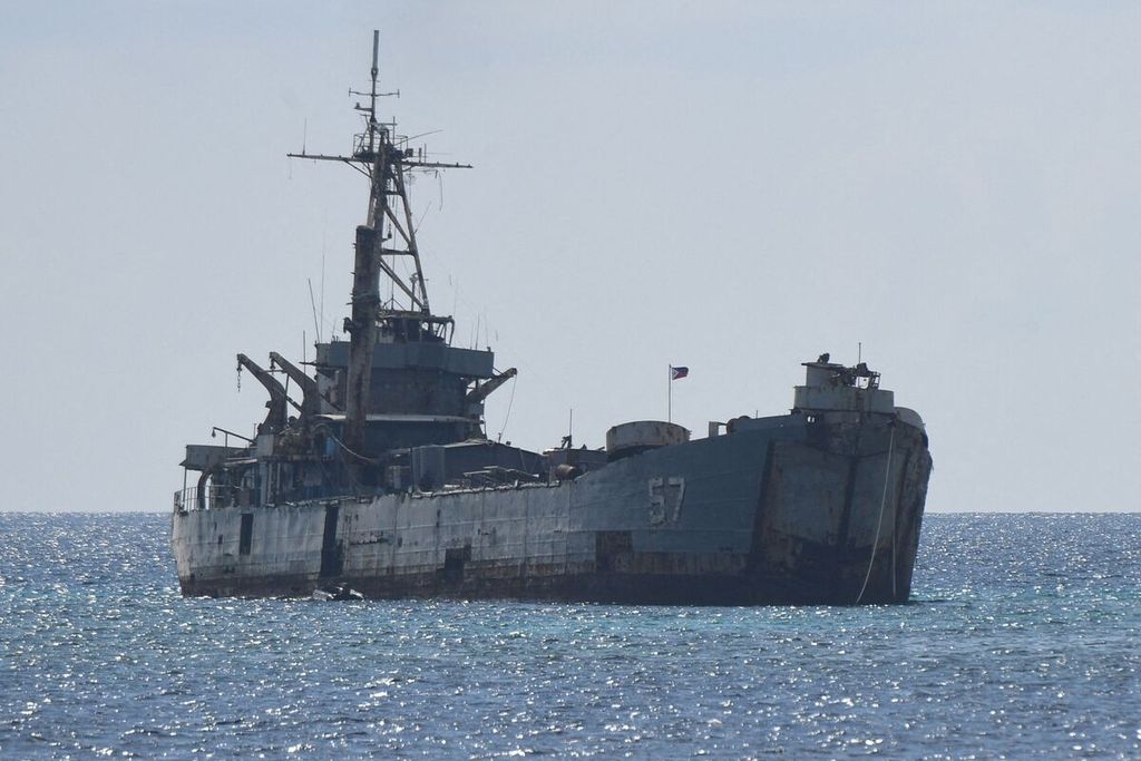 Kapal BRP Sierra Madre milik Angkatan Laut Filipina yang sengaja dikandaskan di Beting Second Thomas, Kepulauan Spratly, Laut China Selatan, sebagai wujud klaim Filipina atas perairan itu. Foto diambil pada 23 April 2023.  
