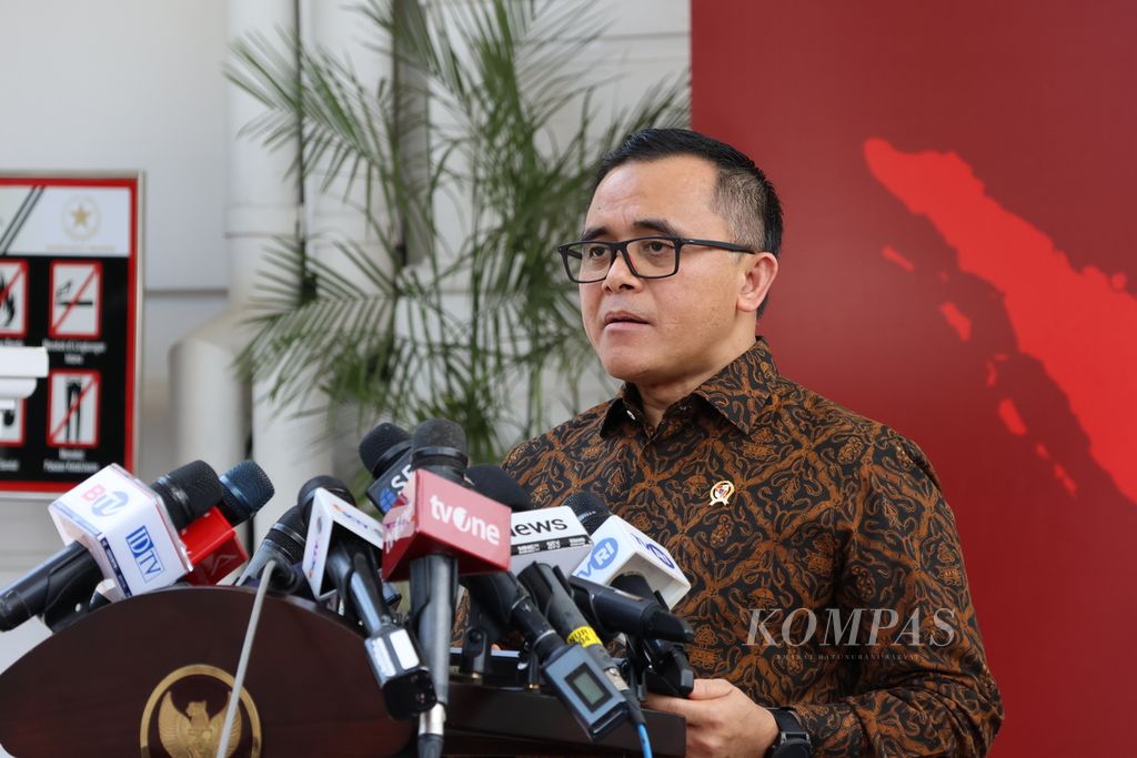 Menteri Pendayagunaan Aparatur Negara dan Reformasi Birokrasi Azwar Anas menyampaikan keterangan seusai Sidang Kabinet Paripurna di Istana Negara, Jakarta, Selasa (9/1/2024).