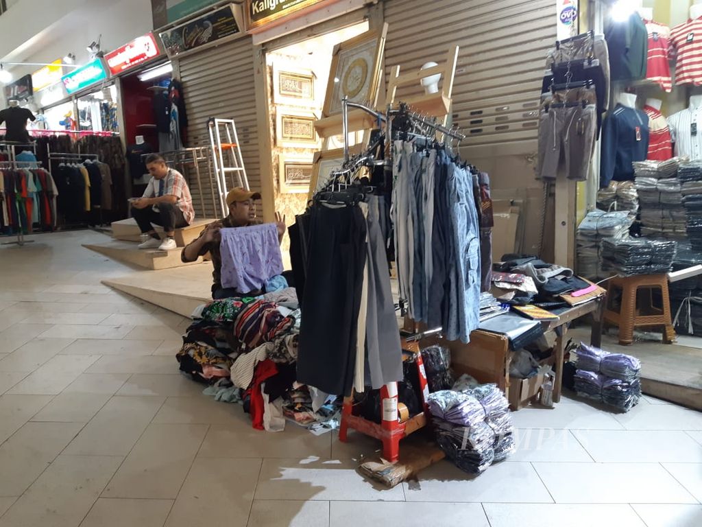 Salah satu pedagang di Pasar Tanah Abang, Jakarta Pusat, sedang berjualan lewat kanal siaran langsung di aplikasi Tiktok Shop pada Minggu (1/10/2023).