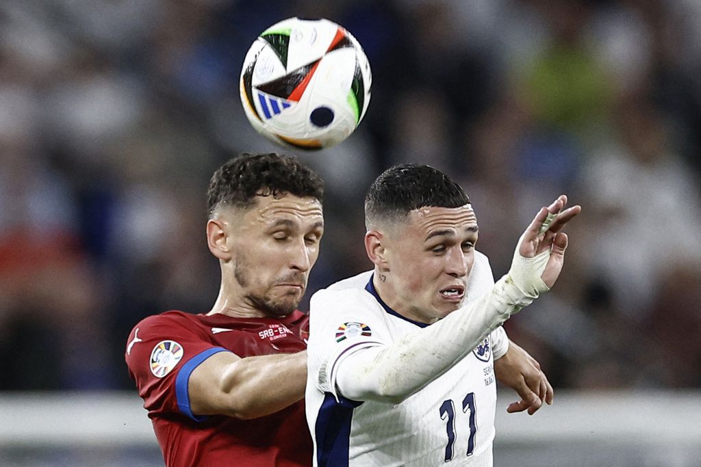 Pemain Inggris, Phil Foden (kanan), dan pemain Serbia, Milos Veljkovic, berebut bola pada laga Grup C Piala Eropa Jerman 2024 di Stadion Arena AufSchalke, Gelsenkirchen, Jerman, Senin (17/6/2024) dini hari WIB. Inggris menang 1-0 pada laga itu. 