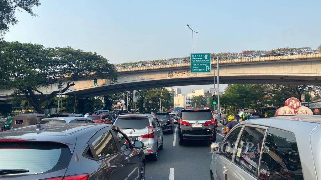 Kemacetan masih terjadi di arah menuju Monas, Jakarta Pusat, Selasa (22/8/2023).