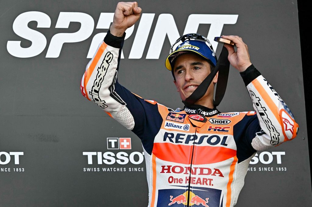 Pebalap Spanyol, Marc Marquez, merayakan keberhasilan naik podium MotoGP Valencia, 25 November 2023. 