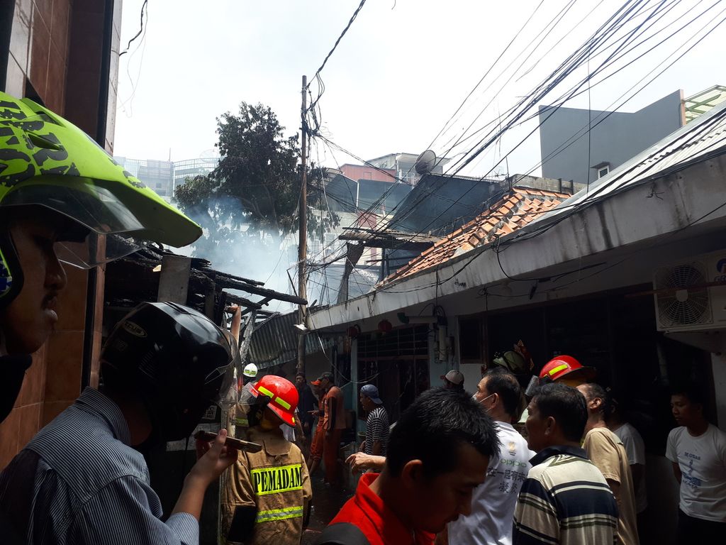 Proses pendinganan rumah kebakaran di RT 009 RW 001 Pejagalan, Penjaringan, Jakarta Utara, Senin (23/1/2023)