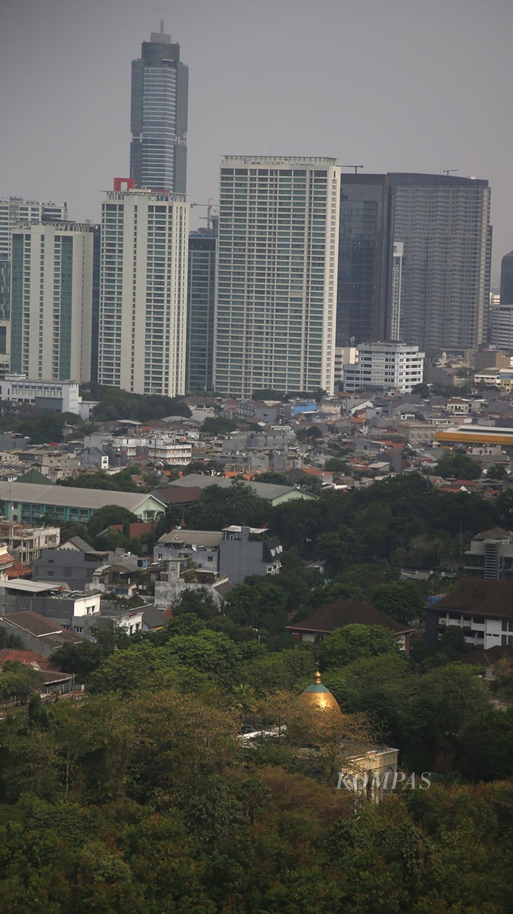 Kompleks perkantoran yang diselingi ruang terbuka hijau di kawasan Sudirman, Jakarta, Kamis (19/9/2019). 