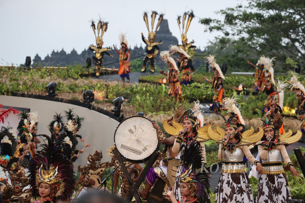 The ireng mask art attraction from the Lima Gunung Community enlivened the opening of the Indonesia Speaking event at the Borobudur Temple complex, Magelang, Central Java, Wednesday (7/9/2022).