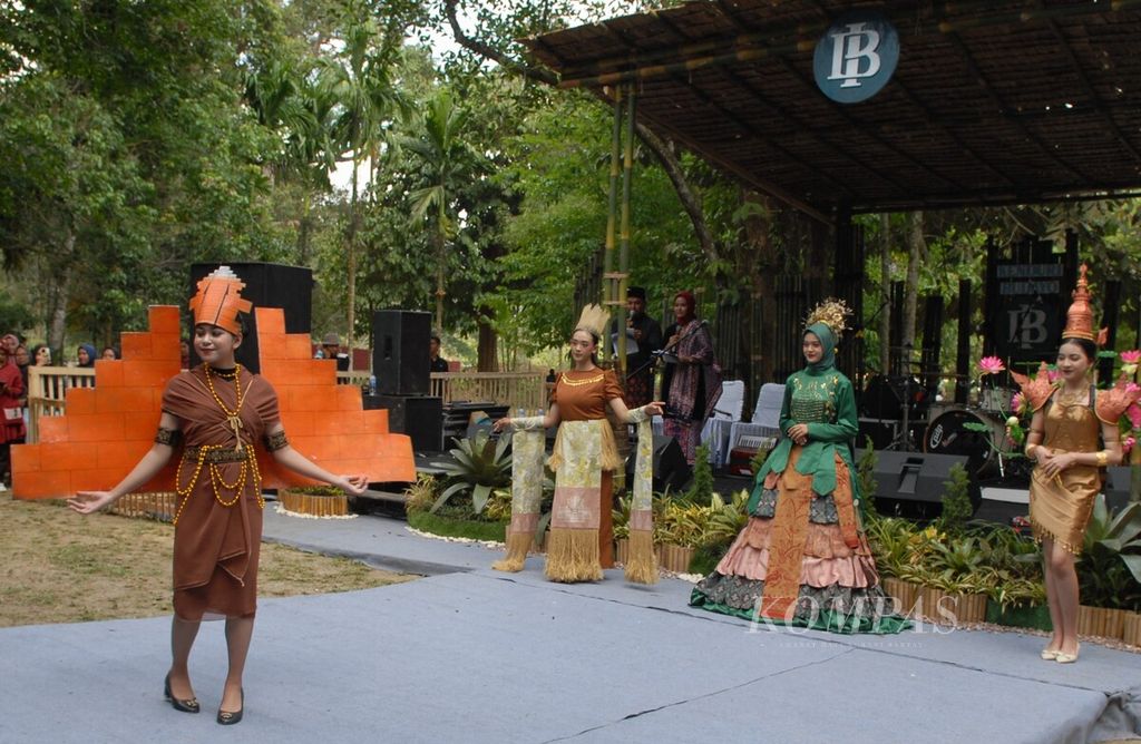 Karnaval pada Kenduri Budayo 2023 di Kawasan Cagar Budaya Nasional Muara Jambi, Minggu (5/11/2023). 