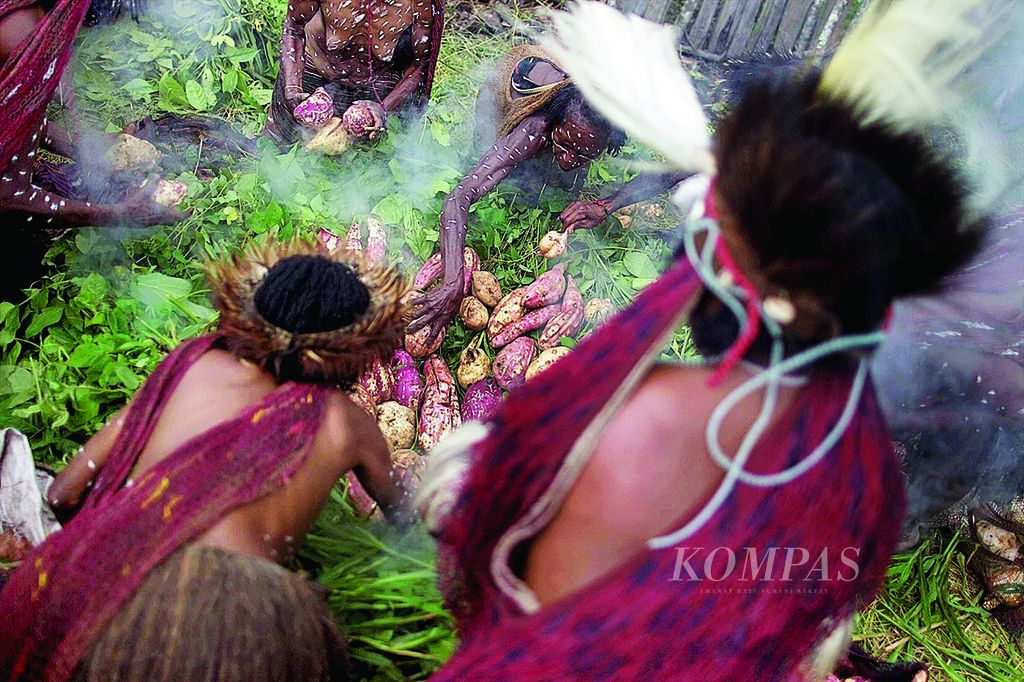 The  Dani tribe performs a stone-burning ceremony during the 2012 Baliem Valley Festival in Wosiala Village, Wosilimo Village, Usilimo District, Jayawijaya Regency, Papua. 