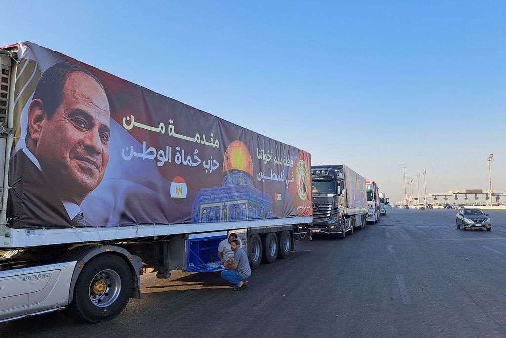 Konvoi truk-truk, yang mengangkut bantuan kemanusiaan dari Mesir untuk warga Jalur Gaza, mengantre dan menunggu di jalan utama padang gurun Ismailia, sekitar 300 kilometer dari perbatasan Mesir dan Gaza, dalam perjalanan menuju pintu gerbang perbatasan Mesir-Gaza di Rafah, 16 Oktober 2023. 