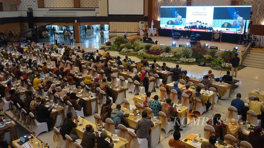 Suasana hari kedua sekaligus hari penutupan Konvensi Kampus Ke-28 dan Temu Tahunan Ke-24 Forum Rektor Indonesia di Airlangga Convention Center, Surabaya, Jawa Timur, Minggu (30/10/2022). 