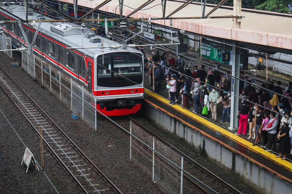 Para penumpang menunggu KRL berhenti di Stasiun Tanah Abang, Jakarta, Jumat (30/12/2022). PT Kereta Commuter Indonesia akan menambah pelayanan perjalanan KRL sebanyak 28 perjalanan di wilayah Jabodetabek hingga pukul 03.00 WIB pada 1 Januari 2023.