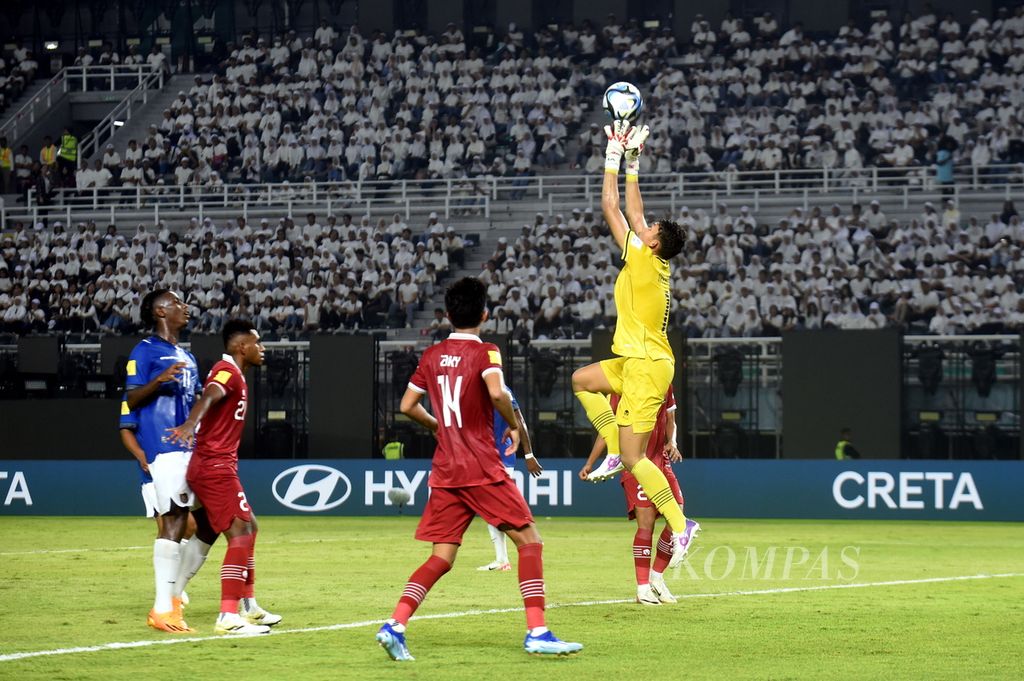 Penjaga gawang Indonesia, Ikram Al Giffari, mengambil bola sundulan pemain Ekuador dalam laga penyisihan Grup A Piala Dunia U-17 2023 di Stadion Gelora Bung Tomo, Surabaya, Jumat (10/11/2023). Laga berakhir imbang 1-1.