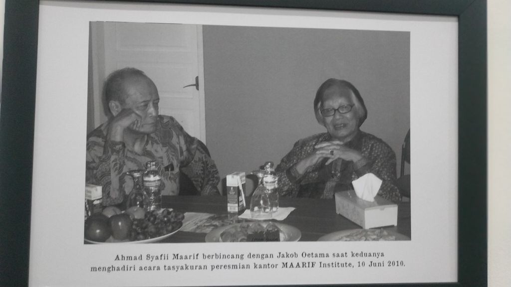 Foto Ahmad Syafii Maarif berbincang dengan Jakob Oetama saat keduanya menghadiri acara tasyakuran peresmian kantor Maarif Institute, 10 Juni 2010, di kantor Maarif Institute, Tebet, Jakarta Selatan, Kamis (6/10/2022). 