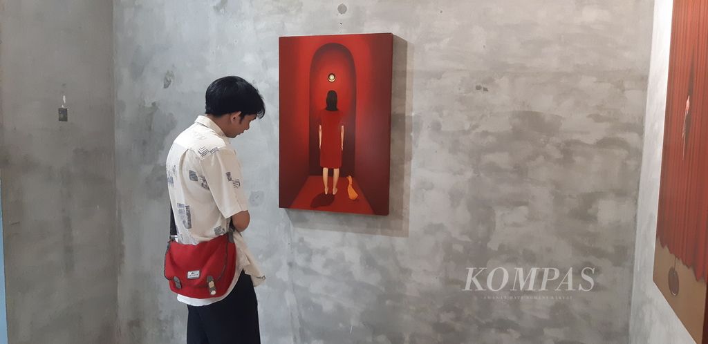 Pengunjung mengamati lukisan karya Dian Suci berjudul ”It is the Gate Where We are Turning” (2024), Sabtu (9/3/2024), dalam pameran lukisan duo Dian Suci dan Gilang Fradika yang bertajuk Tablo!. 