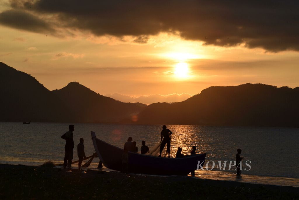 Nelayan sedang menarik pukat di saat matahari akan tenggelam di kawasan Pantai Gampong Jawa, Banda Aceh, Aceh, Sabtu (29/12/2018). Sebagian besar masyarakat Aceh berprofesi sebagai nelayan karena memang wilayah laut Aceh yang sangat luas.