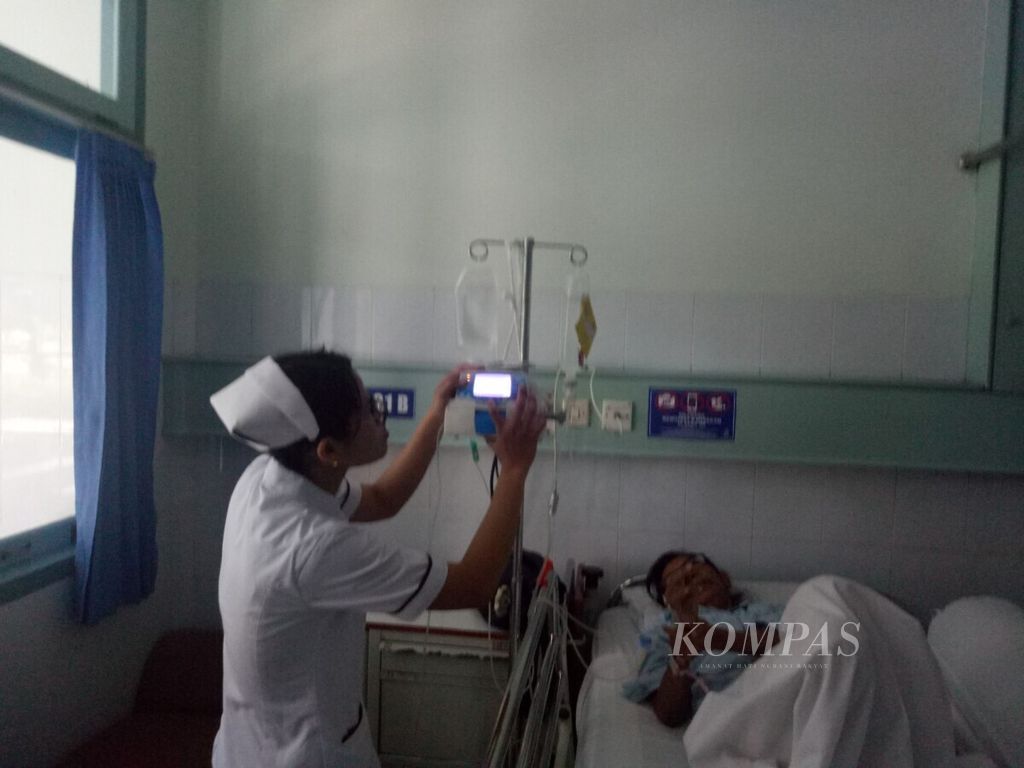 Perawat sedang merawat pasien di salah satu rumah sakit di Kupang, NTT.