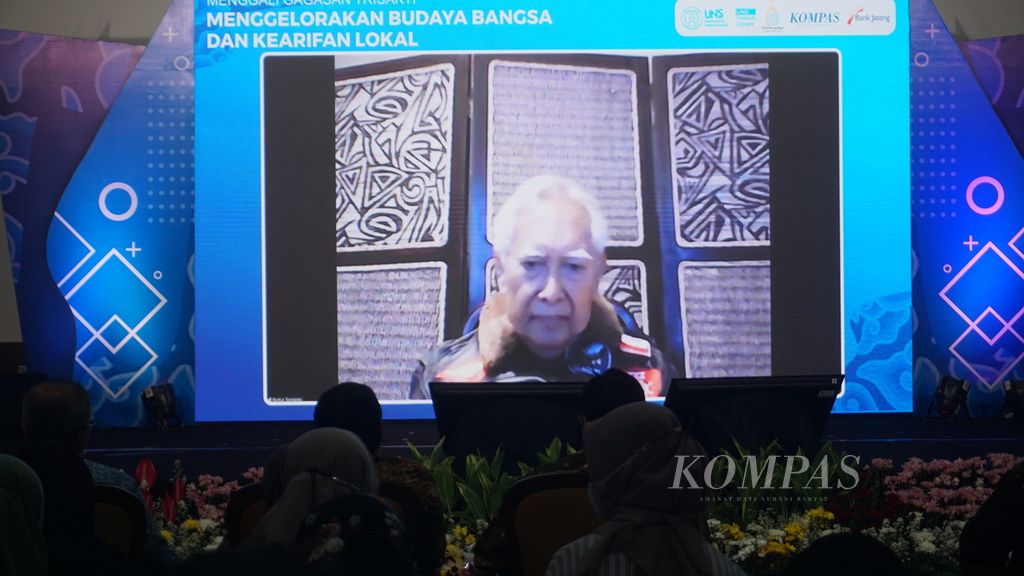 Guntur Soekarnoputra, putra proklamator dan Presiden Soekarno, menyampaikan pidato kuncinya dalam diskusi Menggelorakan Budaya Bangsa dan Kearifan Lokal” di Kota Surakarta, Jawa Tengah, Jumat (24/6/2022).