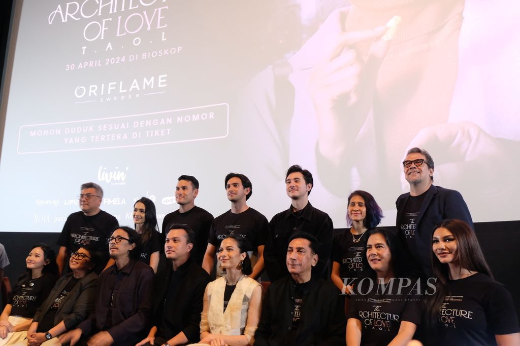 The actors, directors, producers, editors, scriptwriters, and soundtrack performers of the film <i>The Architecture of Love</i> pose for photos after a press conference in Jakarta, Thursday (25/4/ 2024). This film was directed by director Teddy Soeriaatmadja and adapted from the novel by Ika Natassa.
