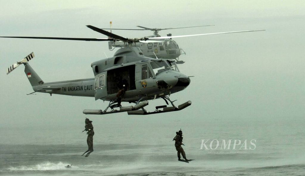 Personel intai amfibi Korps Marinir diterjunkan dari helikopter di Pantai Banongan, Situbondo, Sabtu (2/2/2008). 