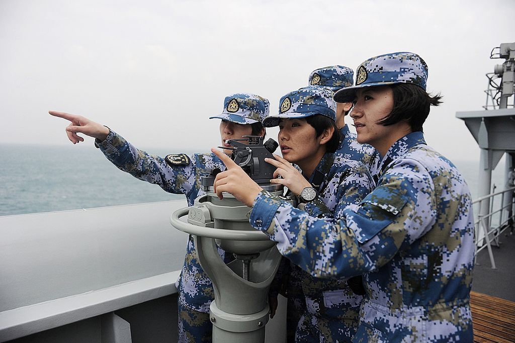Tentara bekerja pada kapal induk China, Liaoning, yang berlayar di Laut China Timur, 27 November 2013. 