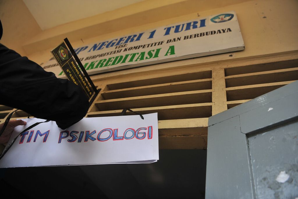 Psikolog dari sejumlah instansi menyiapkan ruang untuk tempat konsultasi di salah satu ruang kelas di SMP Negeri 1 Turi, Desa Donokerto, Turi, Sleman, Daerah Istimewa Yogyakarta, Sabtu (22/2/2020). 